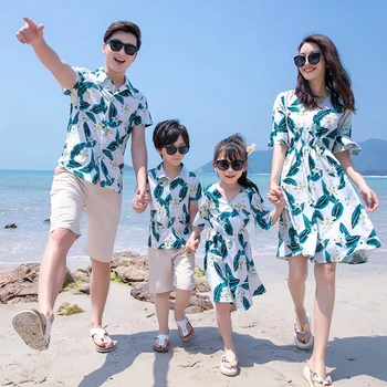 Подходящие для семьи Летние пляжные платья для мамы и дочки, рубашка с цветочным рисунком для папы и сына + брюки, подходящие для пары Женские платья для девочек