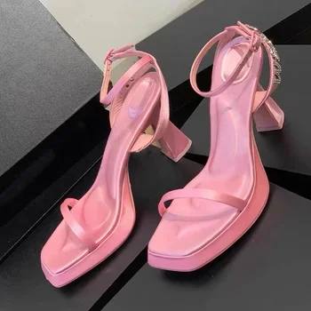 Новая стильная женская обувь, босоножки с буквенным декором, женские туфли-лодочки на высоком каблуке с открытым носком и ремешком с пряжкой, лаконичные сандалии, популярные Zapatos Mujer